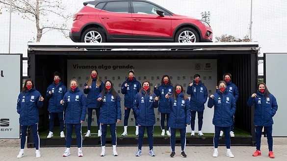 Las jugadoras de la Selección española posan con las llaves de sus coches