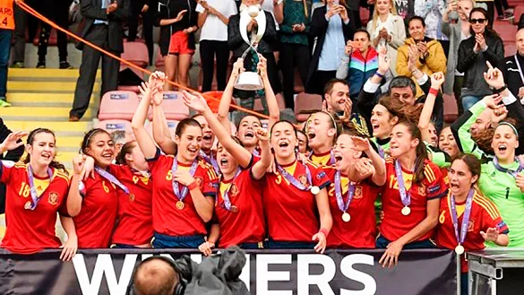 La Selección Española Sub-17 Femenina celebra el Europeo ganado en Islandia durante el año 2015 