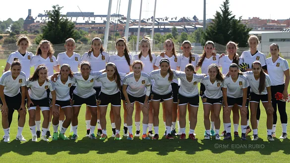 La Selección Española Sub-19 Femenina posa en la Ciudad del Fútbol