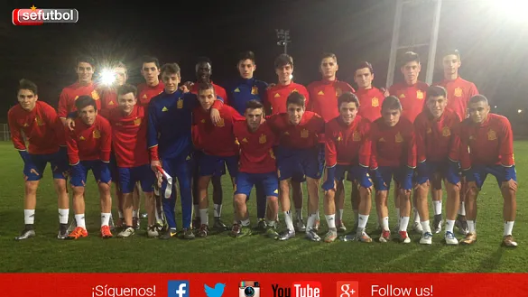 Parte de los jugadores convocados de la Selección Española Sub-16 posa tras su entrenamiento en la Ciudad del Fútbol