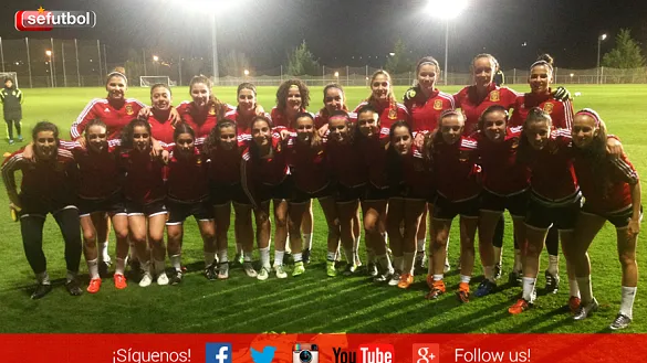 Las jugadoras de la Selección Española Sub-17 femenina posan tras su entrenamiento en la Ciudad del Fútbol