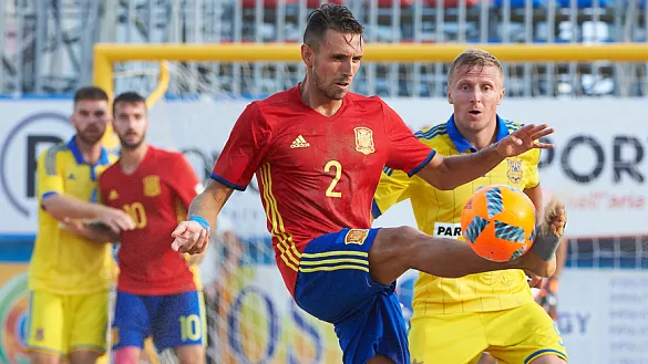 José Cintas pelea por el balón ante un jugador ucraniano