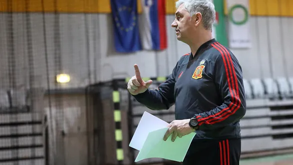 José Venancio López, seleccionador nacional de fútbol sala, da instrucciones a su equipo durante la víspera de su partido frente a Azerbaiyán