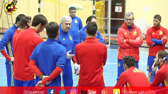 José Venancio López da instrucciones durante el entrenamiento de la Selección en Elblag
