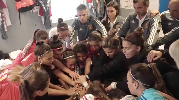 La Selección española Sub-19 femenina en el vestuario antes del encuentro contra Escocia