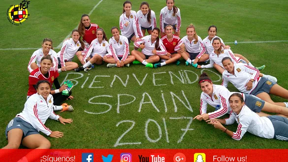 La Selección española Sub-19 femenina posa tras su primer entrenamiento en Irlanda del Norte