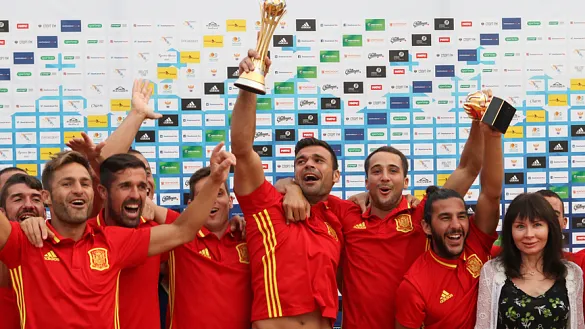Los jugadores de la Selección de Fútbol Playa festejan su triunfo en Moscú