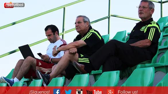 Ginés Meléndez, Coordinador de Selecciones Nacionales, observa el entrenamiento flanqueado por Javier Egido, técnico de audiovisuales y José Manuel Suárez, Jefe de la Delegación española en Grecia 