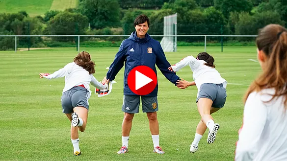 Toña Is, Seleccionadora nacional Sub-17 femenina, durante un entrenamiento en Irlanda del Norte con las jugadoras Sub-19