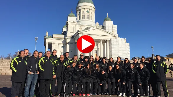 La expedición del combinado nacional femenino posa frente a la Catedral Luterana de Helsinki