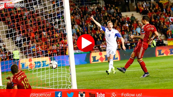 Paco Alcácer consigue uno de los tantos para España en Las Gaunas