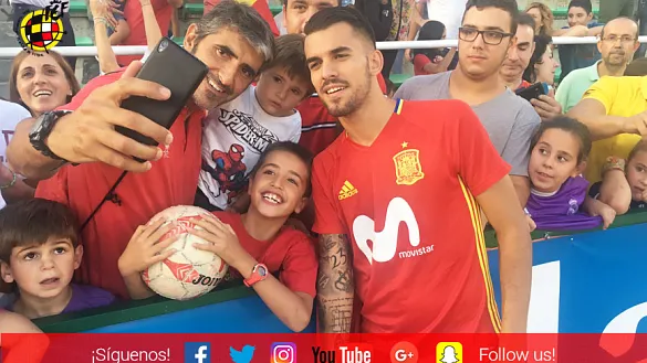 Dani Ceballos se fotografía con varios aficionados en el  estadio del Salto del Caballo