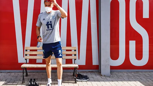 El seleccionador nacional, Luis Enrique Martínez, se prepara para el entrenamiento de este lunes en Las Rozas 