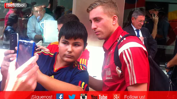 Gerard Deulofeu se fotografía con un aficionado de la Selección