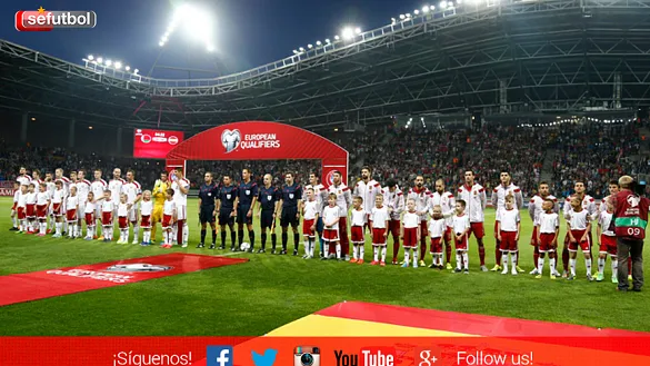 Los jugadores de la Selección Español minutos antes de jugar frente a Bielorrusia en Borisov