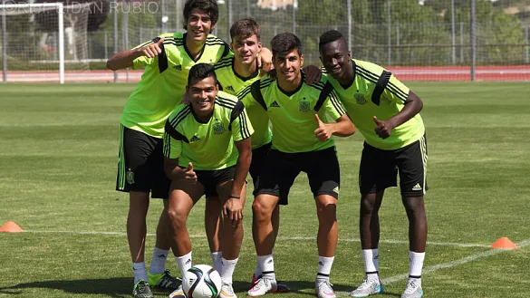Los internacionales Carlos Fernández, José Carlos, Marco Asensio, Pape Cheick y Matias Nahuel, posan en la Ciudad del Fútbol  