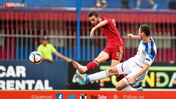 Borja Mayoral intenta rematar a puerta durante el encuentro frente a Rusia