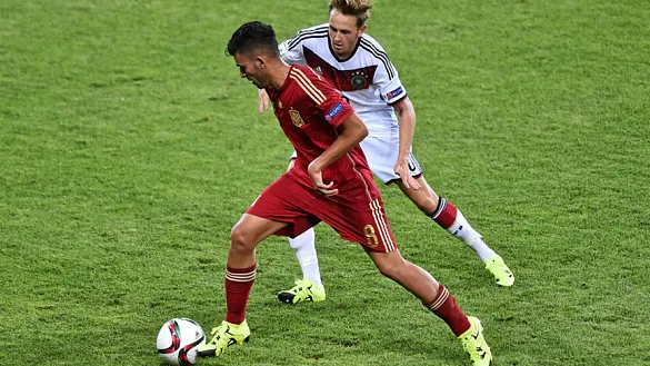 El futbolista internacional Sub-19, Dani Ceballos, pugna con un rival en Larissa