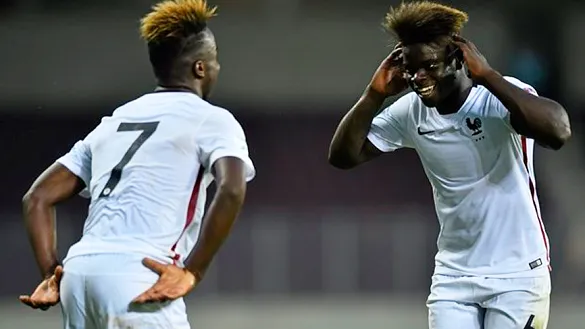 Los jugadores de Francia celebran su pase a semifinales del Campeonato de Europa Sub-19
