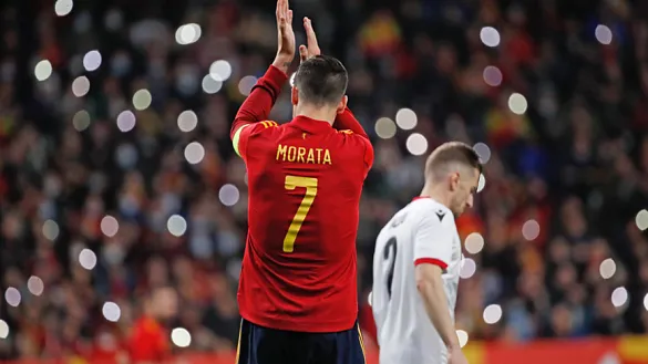Álvaro Morata agradece el apoyo del público en el RCDE Stadium