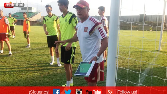 El Seleccionador Sub-19, Luis de la Fuente, da indicaciones durante el último entrenamiento celebrado en Katerini 