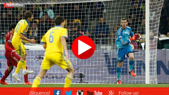David de Gea atrapa la pelota durante un momento de Ucrania España jugado en Kiev