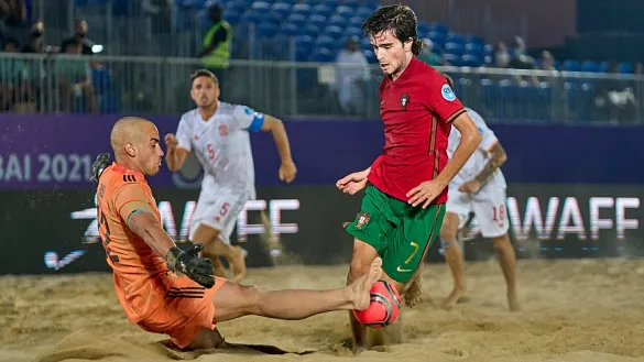 Pablo se impone al delantero portugués en un momento del juego 