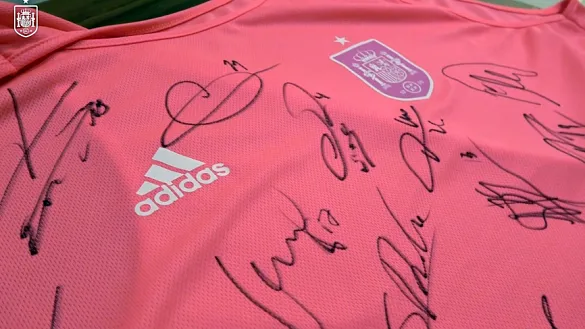 Peto rosa firmado por todos los integrantes de la Selección española de fútbol