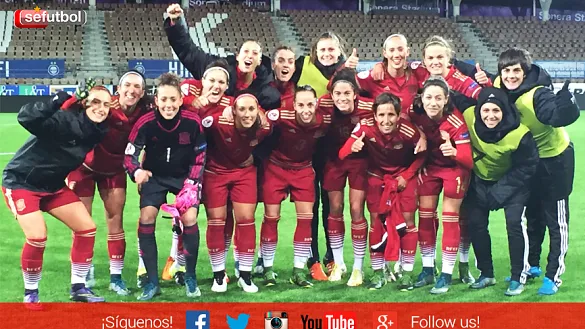 La Selección Española celebra su victoria en Helsinki