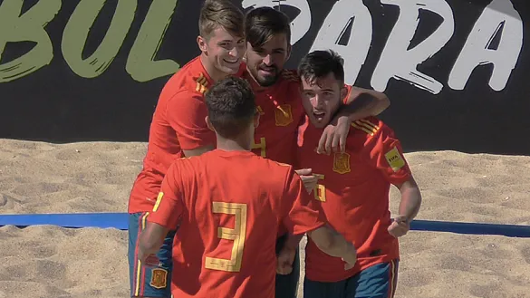 Los jóvenes jugadores de la Selección se abrazan tras el gol de Arias
