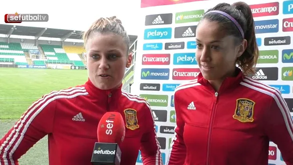 Olga García y Sandra Paños, con la Selección española femenina