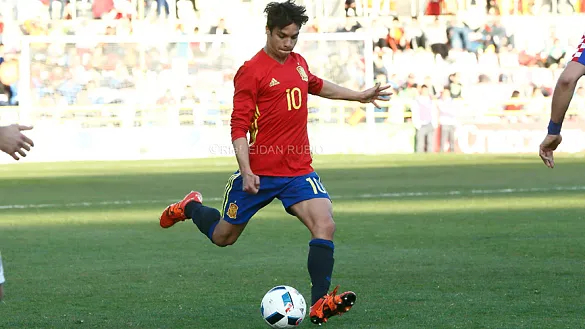 Oliver Torres controla un balón ante Croacia
