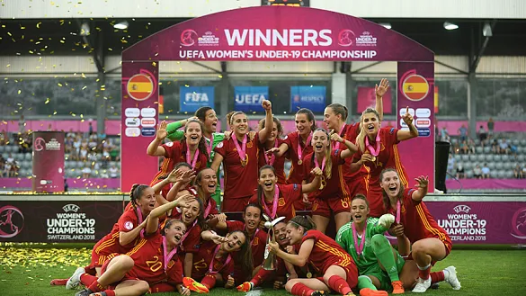 Las jugadoras posan tras recibir el trofeo