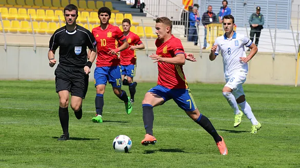 Javier Ontiveros conduce un balón con la selección española