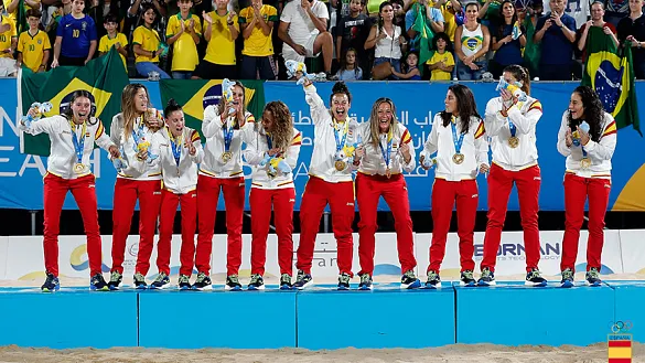 La Selección de fútbol playa recibe la medalla