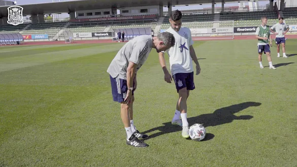 Óscar Rodríguez le explica a Luis Enrique cómo lanza las faltas