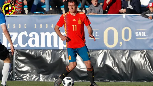 Mikel Oyarzabal conduce el balón en un encuentro de la selección española Sub-21