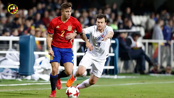 Pablo Maffeo controla el balón en el partido de la Sub-21 contra Eslovaquia 