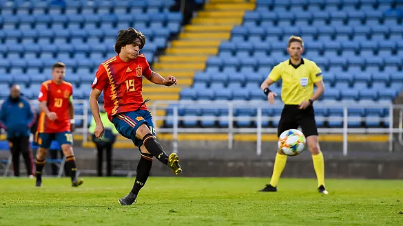 Pablo Moreno ejecuta el penalti del 1-0