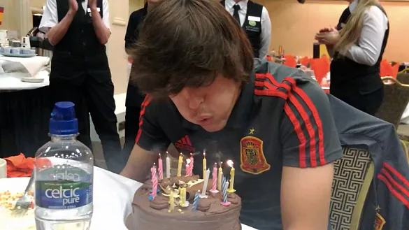 Pablo Moreno sopla las velas por su cumpleaños