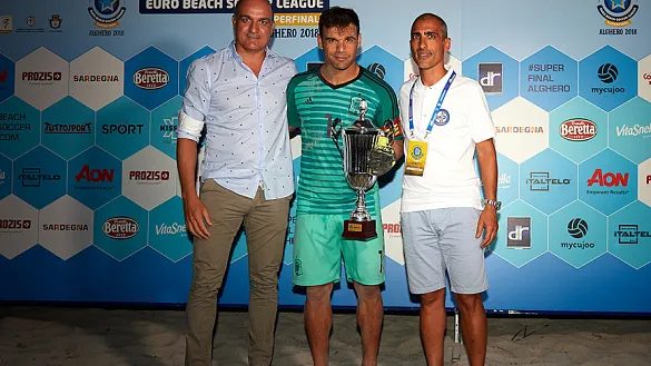 El capitán Dona y el vicepresidente de la RFEF Andreu Subies recogen el trofeo de subcampeón de la Liga Europea 