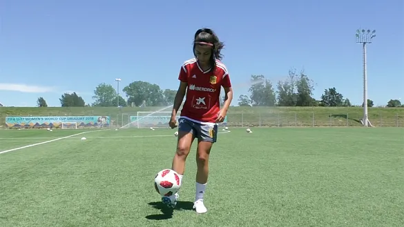 Paola Hernández haciendo malabarismos