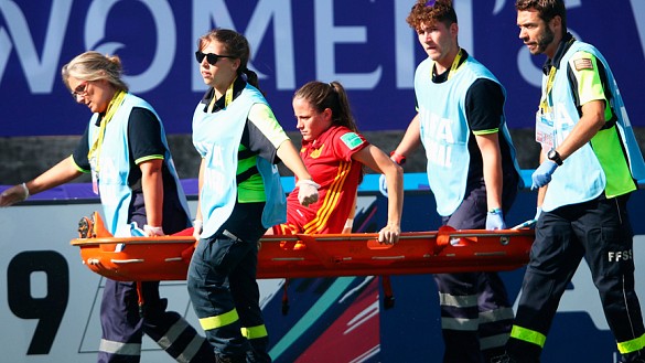 Ona Batlle es retirada en camilla durante el Paraguay-España del Mundial Sub-20 femenino