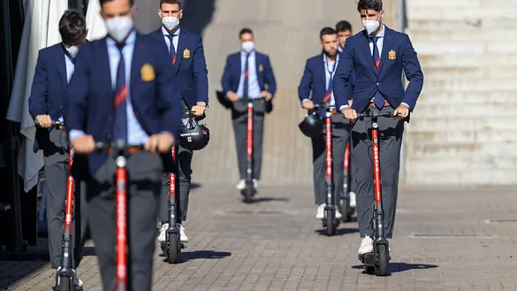 Los jugadores de la Selección española se desplazan en patinete por la Ciudad del Fútbol