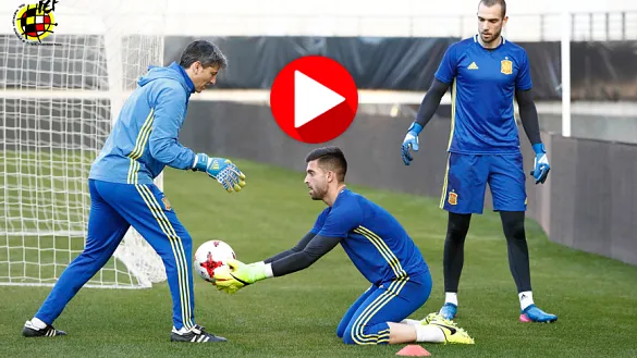 El preparador de porteros de la Selección Sub-21, Miguel Ángel España, entrena a Antonio Sivera y Pau López