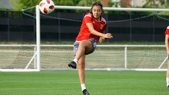 Paula Fernández durante un momento del entrenamiento de la Sub-20 femenina en Francia