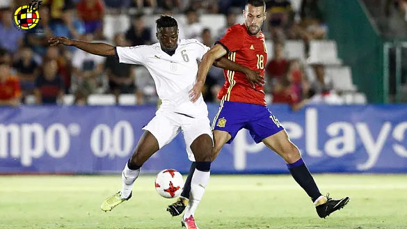 Alfonso Pedraza disputa un balón en un encuentro de la selección española Sub-21