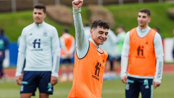 Pedri celebra uno de sus goles durante el entrenamiento