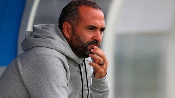 El seleccionador nacional Sub-20 femenino, Pedro López, en gesto pensativo durante el encuentro contra Estados Unidos