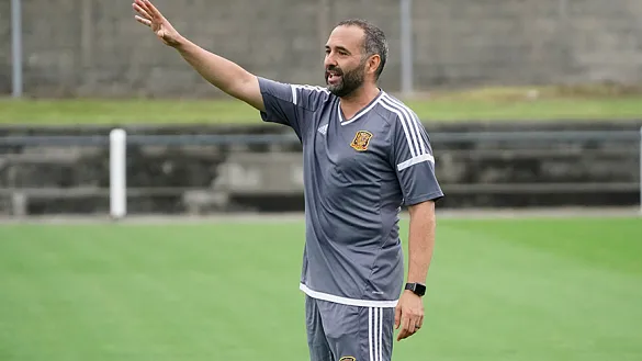 El seleccionador nacional Pedro López durante el entrenamiento previo al choque ante las japonesas